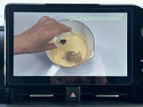 停車中には、TVや動画コンテンツを視聴できるTV画面。長距離移動の際の同乗者の方々を飽きさせません。快適なドライブのお供に最適です。