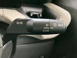 操作しやすい位置に配置されたウインカーレバー。スムーズな操作で、安全な車線変更をサポートします。
