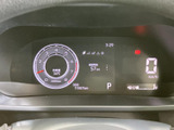 視認性の高いメーターパネルは、運転に必要な情報をドライバーにわかりやすく伝えます。洗練されたデザインも魅力です。