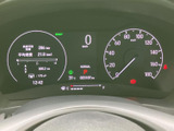 視認性の高いメーター類が、運転に必要な情報を分かりやすく表示します。走行状況を的確に把握し、安全運転をサポートします。