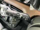 雨天時でもクリアな視界を確保するワイパーレバー。様々な設定に対応し、運転状況に合わせた快適な運転をサポートします。