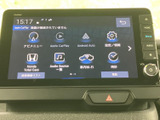 多彩な機能を搭載し、快適なドライブをサポート。お気に入りの音楽を聴いたり、目的地を簡単に設定できます。スマートフォン連携も可能です。