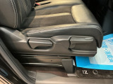 【シートレバー】ただ座るだけじゃない、運転のしやすさを決める大事なスイッチ。視界を広げたり、腰への負担を減らしたり。体型に合わせてジャストフィットさせるこの瞬間、さあ走るぞって気合が入ります。