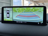 駐車時の安全性を高めるバックモニター。ガイドライン表示で、狭い場所でもスムーズな駐車をサポートします。後方の状況をクリアに確認できます。