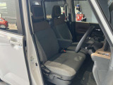 運転席まわりです。運転席からの視界が左右に広く隅々まではっきりと見渡せます!クルマの前端も把握しやすく安心して運転できます!