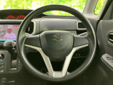 握りやすいステアリングは、長時間の運転でも疲れにくい設計です。操作性も高く、快適なドライビングを実現します。