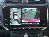 クルマを真上から見下ろしているかのような映像によって、車庫入れや縦列駐車などの駐車時に、自車と駐車位置の関係をひと目で確認でき、スムースな駐車をサポートします。