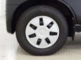 【ホイールカバー】純正なので車に似合うデザインになっていますね。スタッドレスタイヤもご相談下さい。