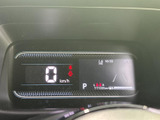 見やすいメーターパネルで、運転に必要な情報を一目で確認できます。運転に集中できる環境です。