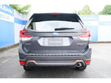 後退時にはバックカメラとセンサーがドライバーをアシスト。車庫入れが不安な方も安心です。
