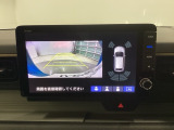 バックギアに入れますとご覧のような画像に自動的に切り替わります。車庫入れ時に役立ちます。