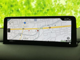 鮮明な画面表示で、目的地までの道順をわかりやすく案内。長距離ドライブも安心です。高精細な地図データで、細かな道程も確認できます。