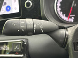 雨天時でもクリアな視界を確保するワイパーレバー。運転状況に合わせて調整でき、安全なドライブをサポートします。快適な運転環境を提供します。