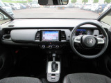 大きなフロントガラスで広々とした視界の運転席まわりです。