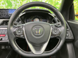 握りやすい形状のステアリングで、快適なドライビングを実現。操作性にも優れ、運転姿勢をサポートします。ステッチがアクセントに。