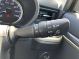 操作しやすいウインカーレバーで、スムーズな車線変更や右左折が可能です。直感的に操作でき、安全な運転をサポートします。