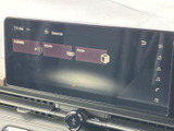 様々な情報を一画面に集約。直感的な操作で、車両設定や各種機能にアクセスできます。快適なドライブをサポートします。