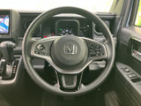 握りやすいステアリングで、快適なドライビングを実現。操作スイッチも配置されており、運転中でも直感的に操作できます。運転姿勢に合わせた設計です。