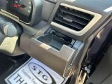 運転席・助手席の同じ位置に格納式のドリンクホルダーが付いています!取り出しやすい位置なのでとても便利です♪