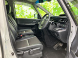 広々とした室内空間が魅力です。運転席からの視界も広く、運転しやすいですね。シートの形状も体をしっかりサポートしてくれます。