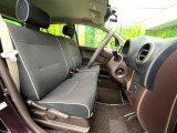 運転席まわりには十分なスペースがあり、大柄な方でもゆったり運転していただける環境です。