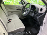 運転席はゆったりとした空間で、長距離運転でも疲れにくい設計です。機能的な配置のスイッチ類は、運転操作をサポートします。快適なドライブをお楽しみいただけます。
