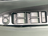 【電動格納ミラー】サイドミラーは電動格納式となっており、狭い駐車場でもキズがつくリスクを抑えられます。
