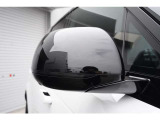ブラインドスポットモニター搭載により後側方の車両を事前に検知し安全に走行頂けます。