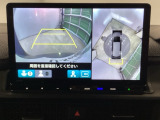 バックギアに入れますとご覧のような画像に自動的に切り替わります。車庫入れ時に役立ちます。