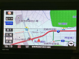 見やすい地図表示でドライブをサポート。ルート検索も簡単に行えるので、目的地までスムーズに到着できます。道に迷う心配も軽減されます。