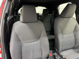 高いホールド性で運転姿勢が安定します。長距離ドライブでも疲れにくいのが魅力です。