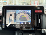 後方確認をサポートするモニター画面。駐車時や狭い道での運転をスムーズにします。安全運転のための頼れる機能です。