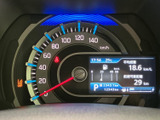 視認性の高いメーター類で、運転状況を的確に把握。速度や燃費など、必要な情報を一目で確認できます。運転に集中できる環境です。