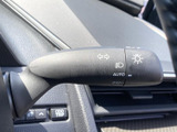 操作しやすい位置に配置されたウインカーレバー。直感的に操作でき、安全な車線変更をサポートします。オートリターン機能も搭載で、運転の負担を軽減。