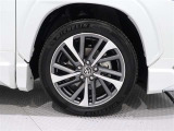 アルミホイールを装備、タイヤサイズは225/50R18です。