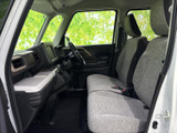 3列目シートも十分なスペースを確保。お子様や荷物を乗せる際にも便利です。多用途に活用できる室内空間です。
