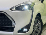 【LEDヘッドライト】悪天候や夜間走行時も良好な視界を確保し安心して運転できる高輝度LEDヘッドライトを装備!点灯速度が早く、消費電力も抑えられています。