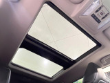 【サンルーフ】開放感たっぷりの希少装備、サンルーフが装着されています!車内に明かりを取り入れたり景色を楽しむ以外にも、車内の空気も簡単に換気できて快適です!