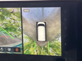 後方の状況を画面で確認できるので、駐車や車庫入れが格段に楽になります。安全な運転をサポートする心強い機能です。
