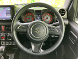 握りやすいデザインのステアリングで、快適なドライビングを実現。操作性にも優れており、運転中の負担を軽減します。心地よいドライビングを。