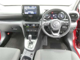 運転席からの視界はこんな感じです☆お気軽にご来店いただき、実際に座って是非お確かめください。ドライバーに寄り添う快適な操作フィールをもたらすステアリングです。