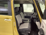 【ベンチシート】運転席と助手席の移動もスムーズ!狭い駐車場での乗り降りや、お子様の乗り降りにも便利です。座席の間にコンソールボックスやドリンクホルダーがないため、車内空間が広く感じます。