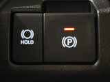 指先だけで簡単に操作が可能な電動パーキングブレーキを採用。「HOLD」スイッチを押すと、渋滞や信号待ちなどでブレーキペダルから足を離しても、ブレーキを保持するので安心です