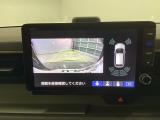バックギアに入れますとご覧のような画像に自動的に切り替わります。車庫入れ時に役立ちます。
