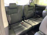 3列目シートも快適な座り心地。大人でもゆったりとくつろげる空間です。多人数乗車時にも便利で、ファミリーユースに最適です。