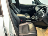 運転席は、大きな座面と包み込むような背もたれがドライバーの身体全体をしっかり支えます。上質なシート素材と座り心地のよいクッションを採用し、長時間の運転やコーナーの多い道も快適です。