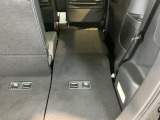 ワンアクションで後席を倒して、さらに使いやすく!!背もたれを左右別々に倒すことができます。