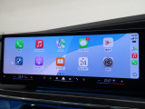 【アップルカープレイ】iPhoneがBMW車両とワイヤレスで接続されます。Apple CarPlayでは、オーディオストリーミングやメッセージングアプリがディスプレイに表示されます。