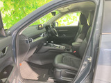 洗練されたデザインの室内は、機能性と美しさを兼ね備えています。運転に集中できる、快適な空間です。