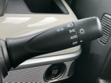 操作しやすい位置に配置されたウインカーレバー。正確な操作で、安全な車線変更をサポートします。オートリターン機能で、スムーズな操作を可能にしています。